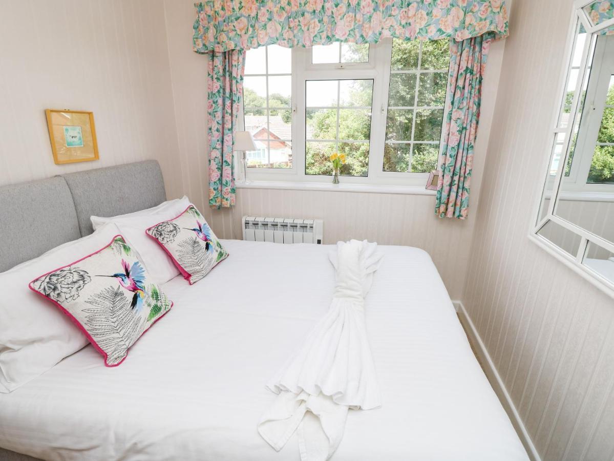1 Westwood Close Каус Екстер'єр фото