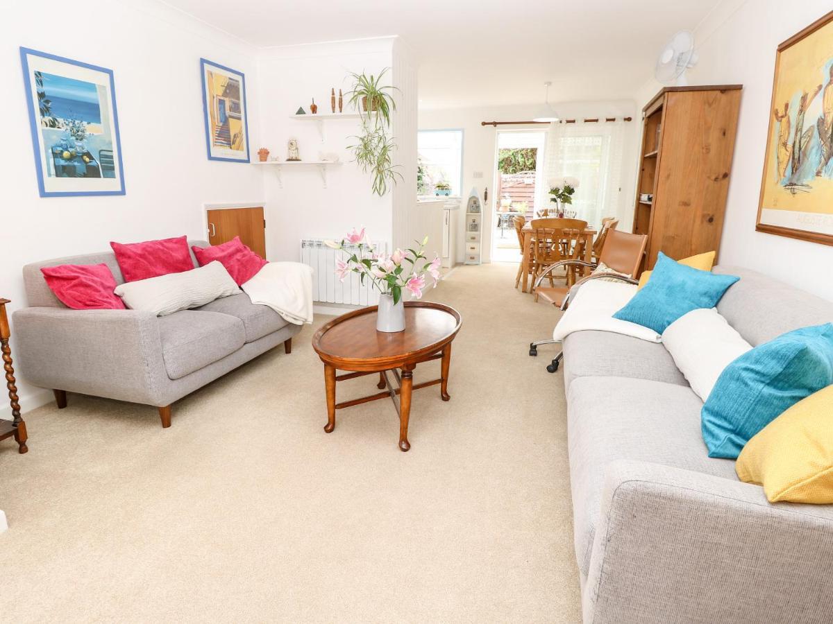 1 Westwood Close Каус Екстер'єр фото